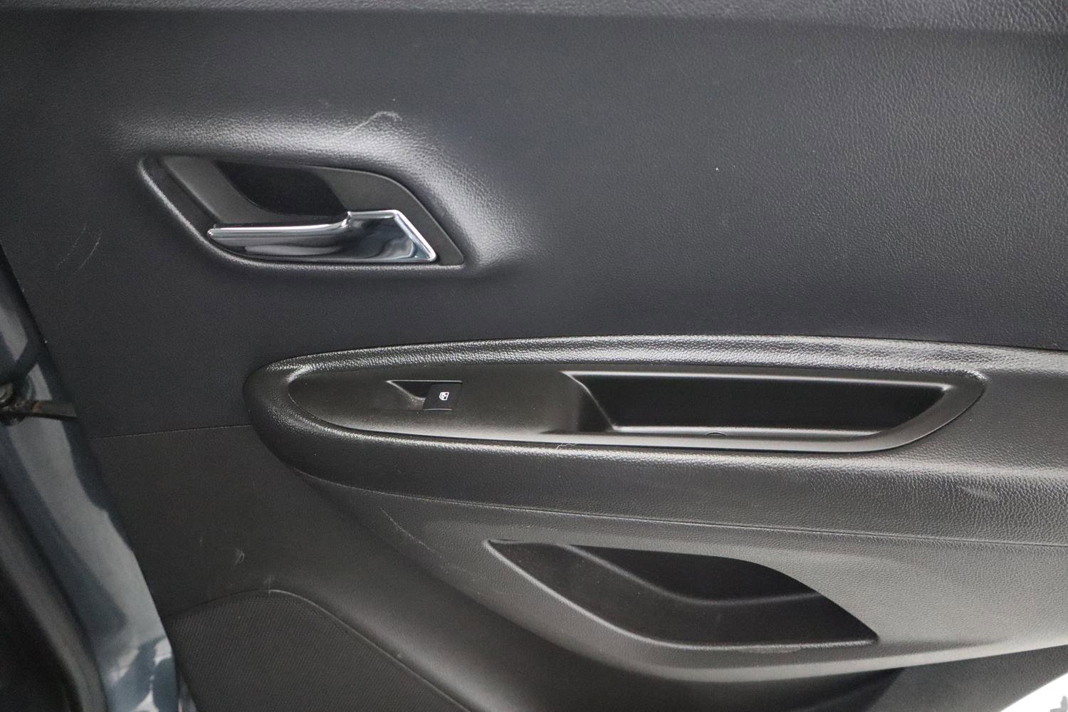 Used 2022 Chevrolet Trax LT w/ LT Convenience Package image 20