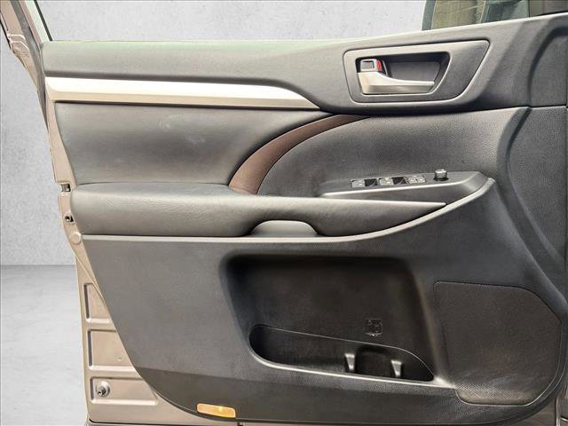 Used 2019 Toyota Highlander XLE image 10