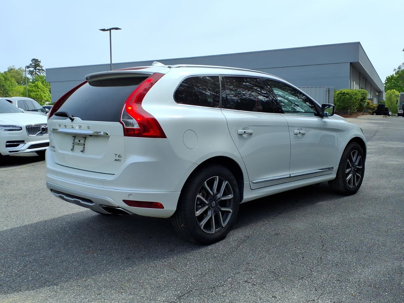 Used 2017 Volvo XC60 T6 Dynamic w/ Preferred Option Package image 3