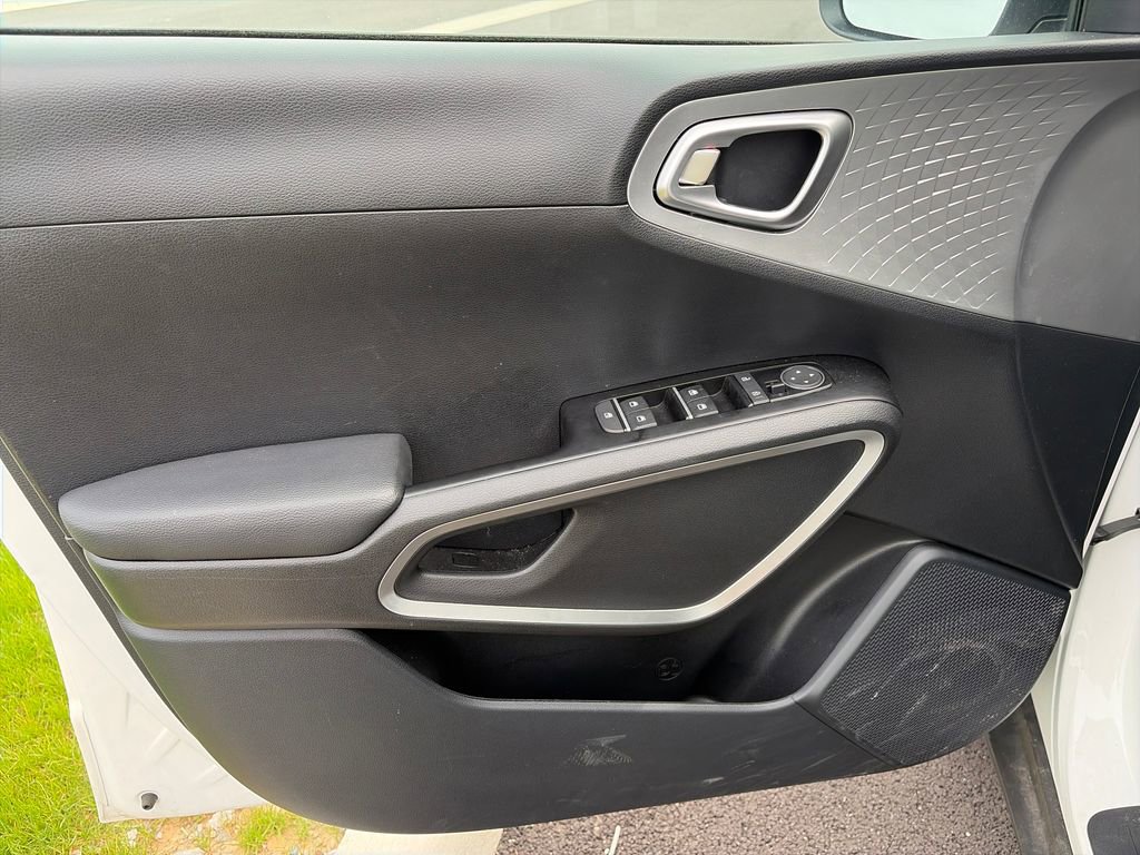 Used 2025 Kia Soul LX FWD image 15