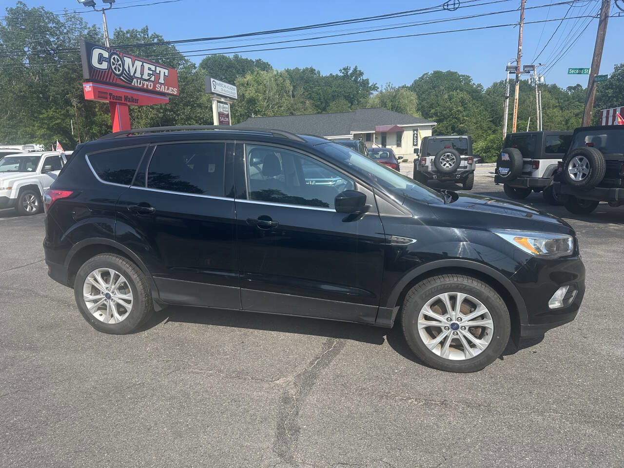 Used 2017 Ford Escape SE image 2