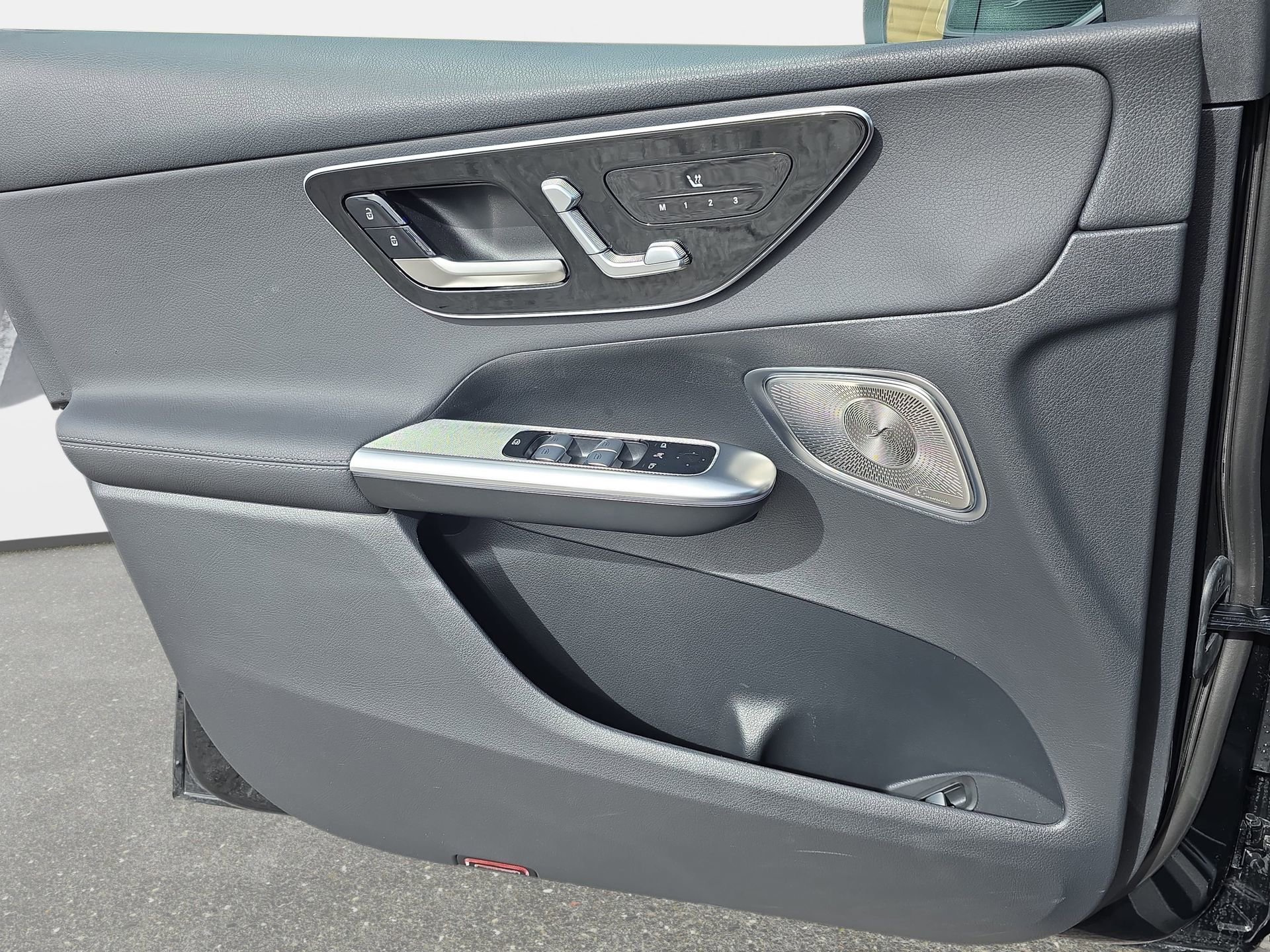 Used 2025 Mercedes-Benz GLC 300 4MATIC image 26