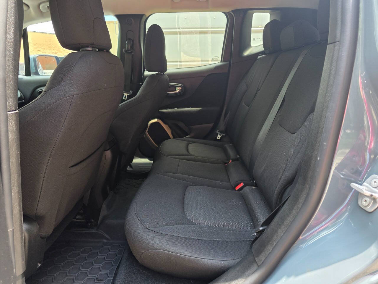 Used 2017 Jeep Renegade Latitude FWD image 23