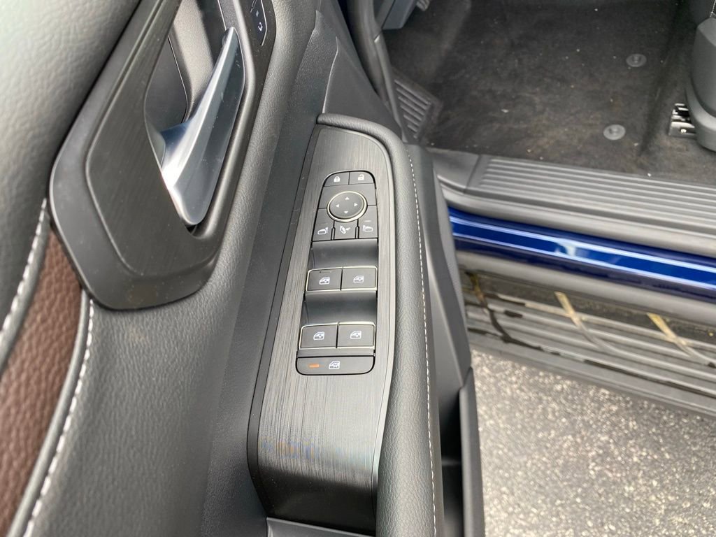 New 2025 Nissan Armada SL w/ Captain's Chari Seat Package image 15