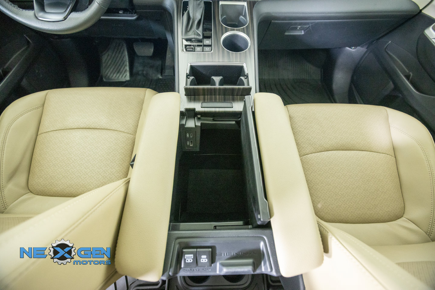 Used 2024 Toyota Sienna Limited AWD/4WD image 32