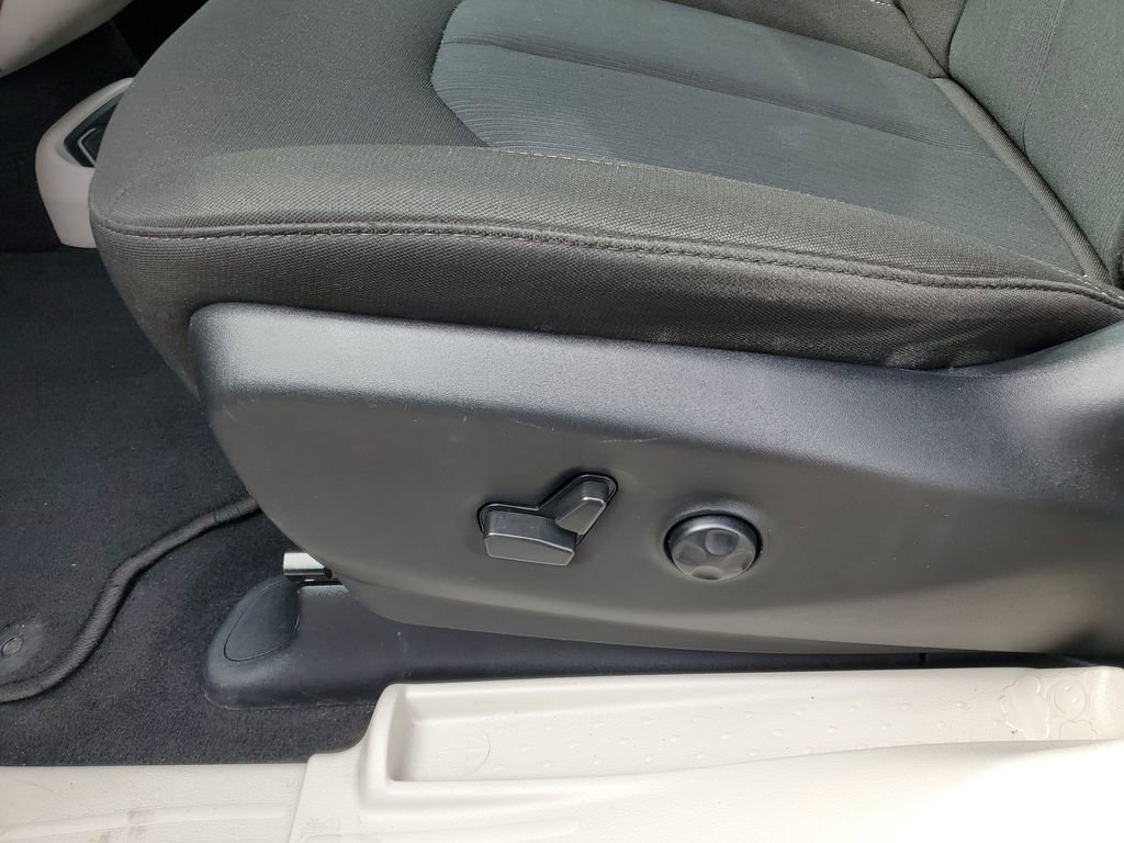 Used 2023 Chrysler Voyager LX image 10