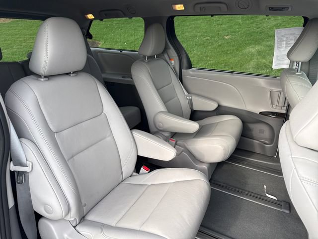 Used 2020 Toyota Sienna XLE w/ XLE Navigation Package image 14