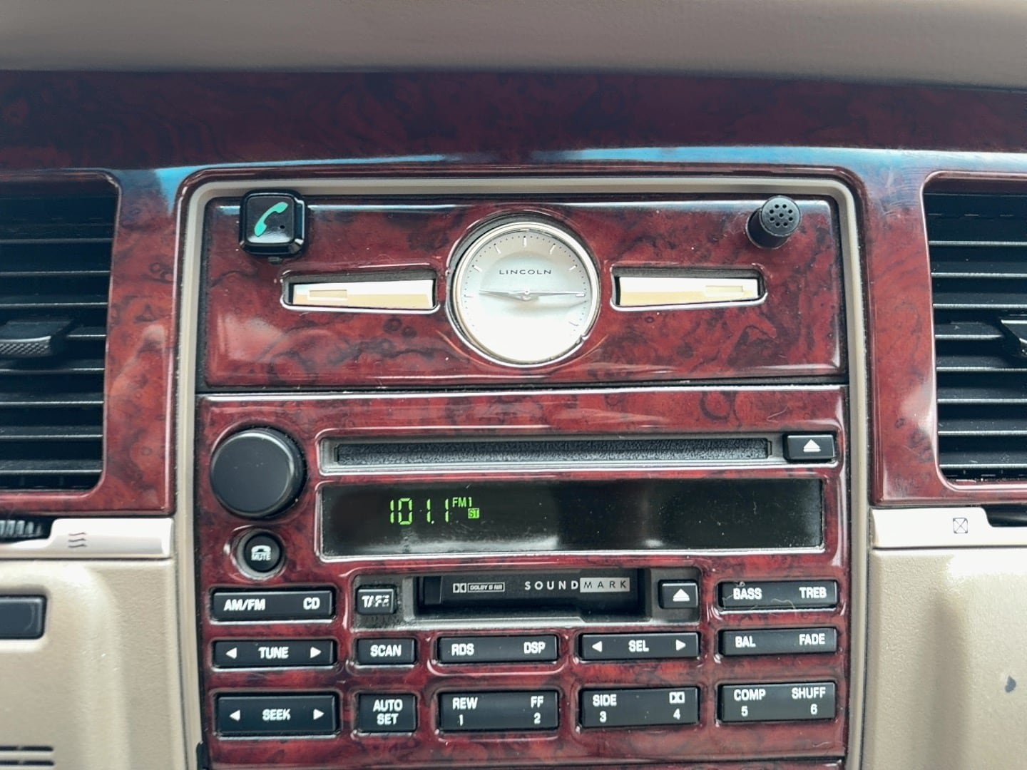 Used 2004 Lincoln Town Car Ultimate RWD image 9