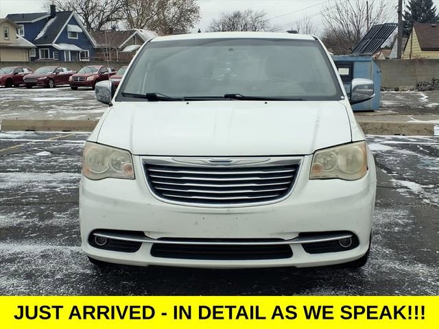 Used 2014 Chrysler Town & Country Touring-L w/ Driver Convenience Group image 2