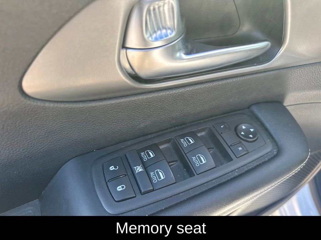 Used 2025 Chrysler Pacifica Select image 14