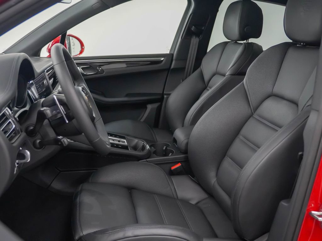 Certified 2025 Porsche Macan S image 5