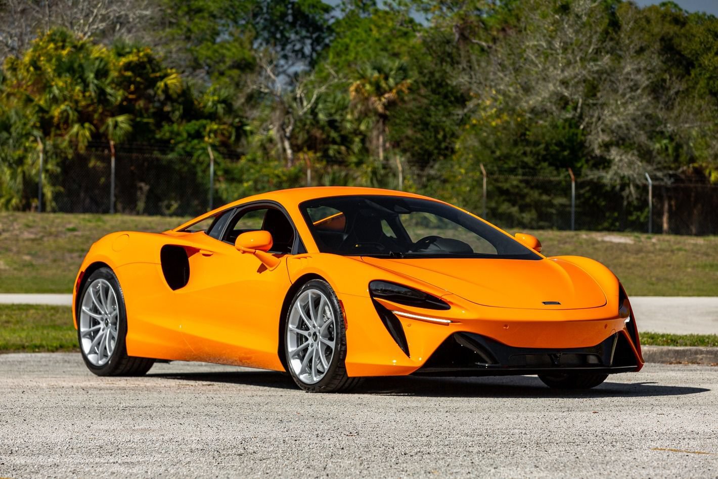 Used 2024 McLaren Artura RWD image 18