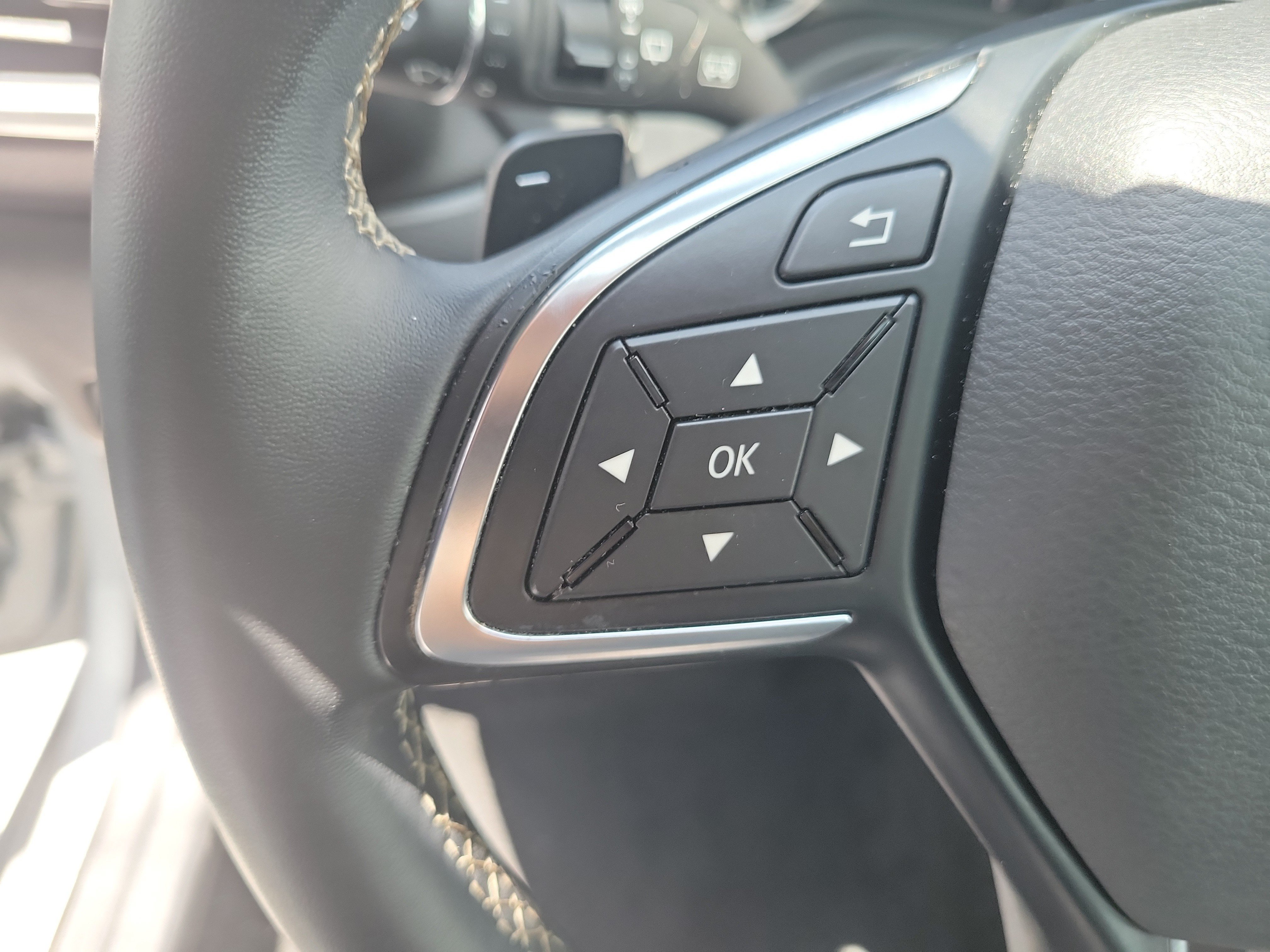 Used 2019 INFINITI QX30 w/ Cargo Package FWD image 25