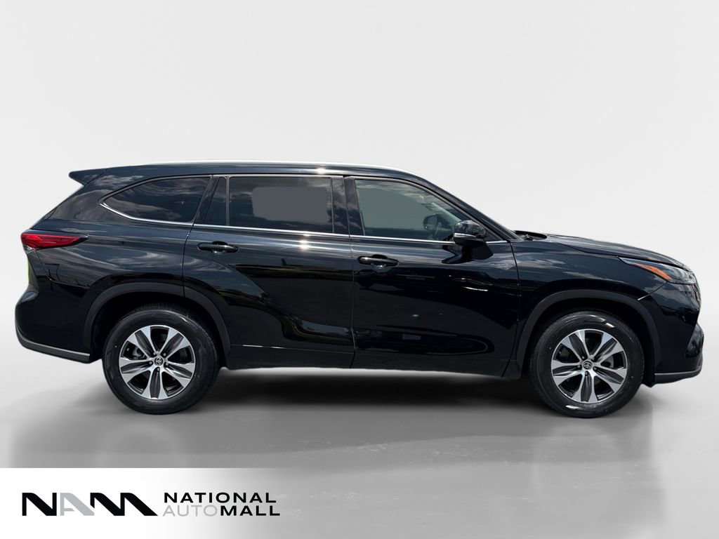 Used 2022 Toyota Highlander XLE FWD image 6