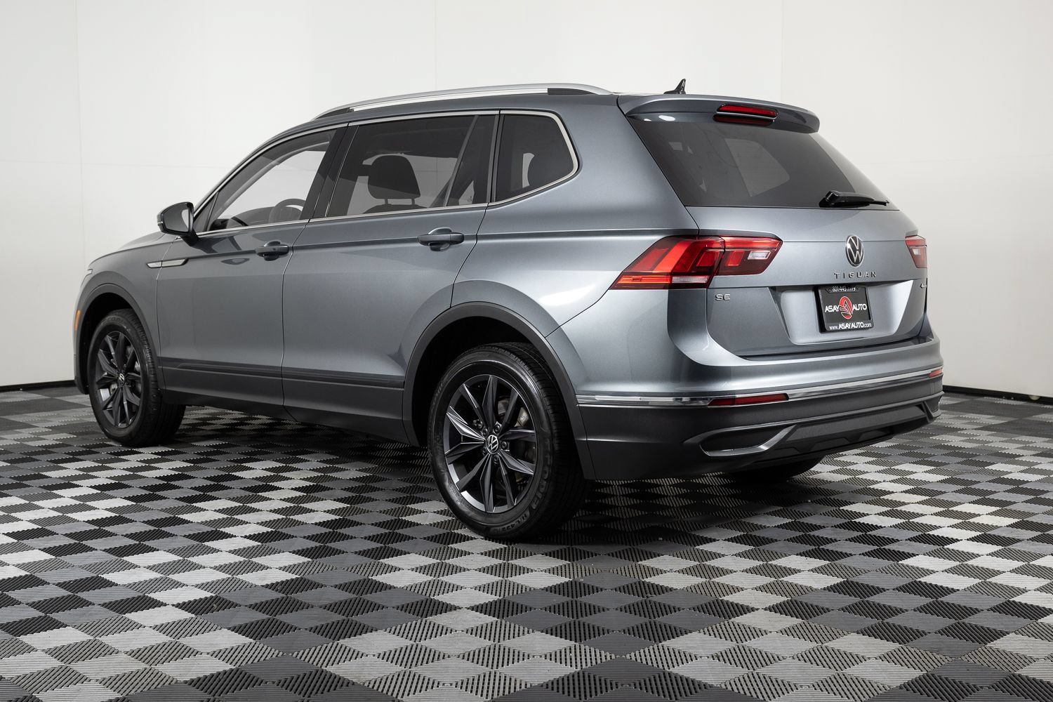 Used 2023 Volkswagen Tiguan SE AWD/4WD image 4