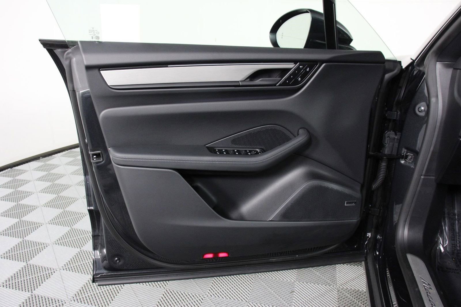 Used 2025 Porsche Macan 4 Electric AWD/4WD image 20