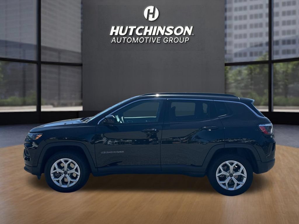 Used 2025 Jeep Compass Latitude AWD/4WD image 4