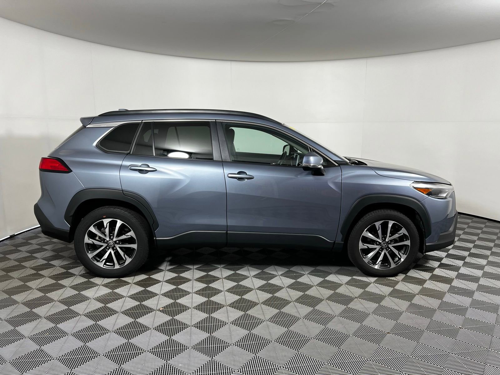 Used 2024 Toyota Corolla Cross XLE FWD image 4