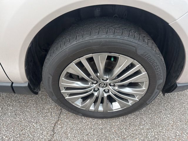 Used 2021 Toyota Venza XLE image 13