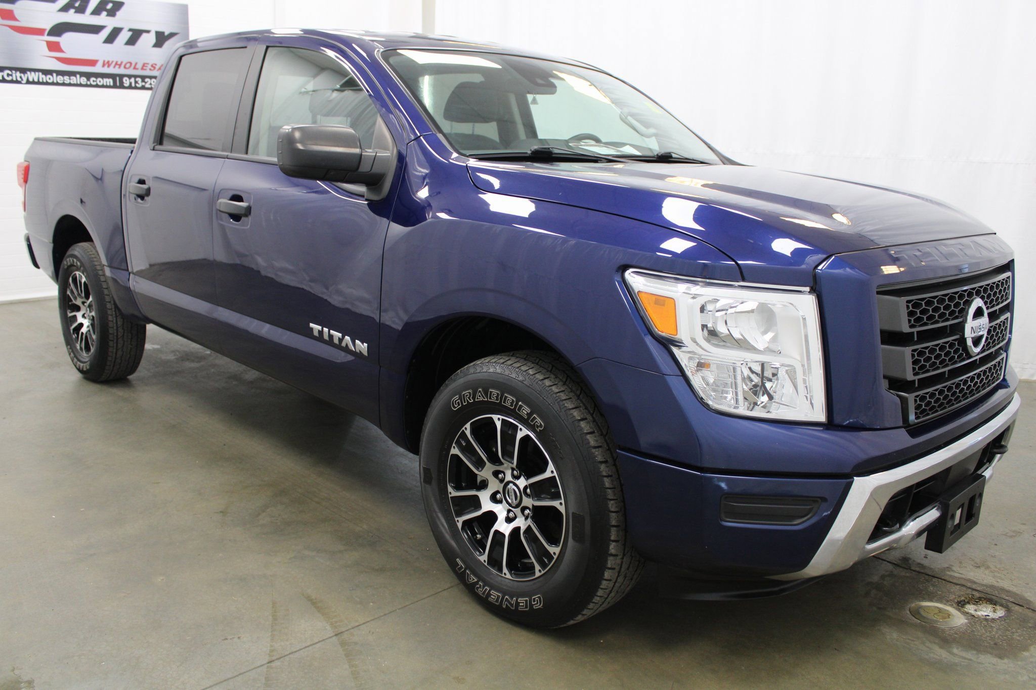 Used 2022 Nissan Titan SV image 4