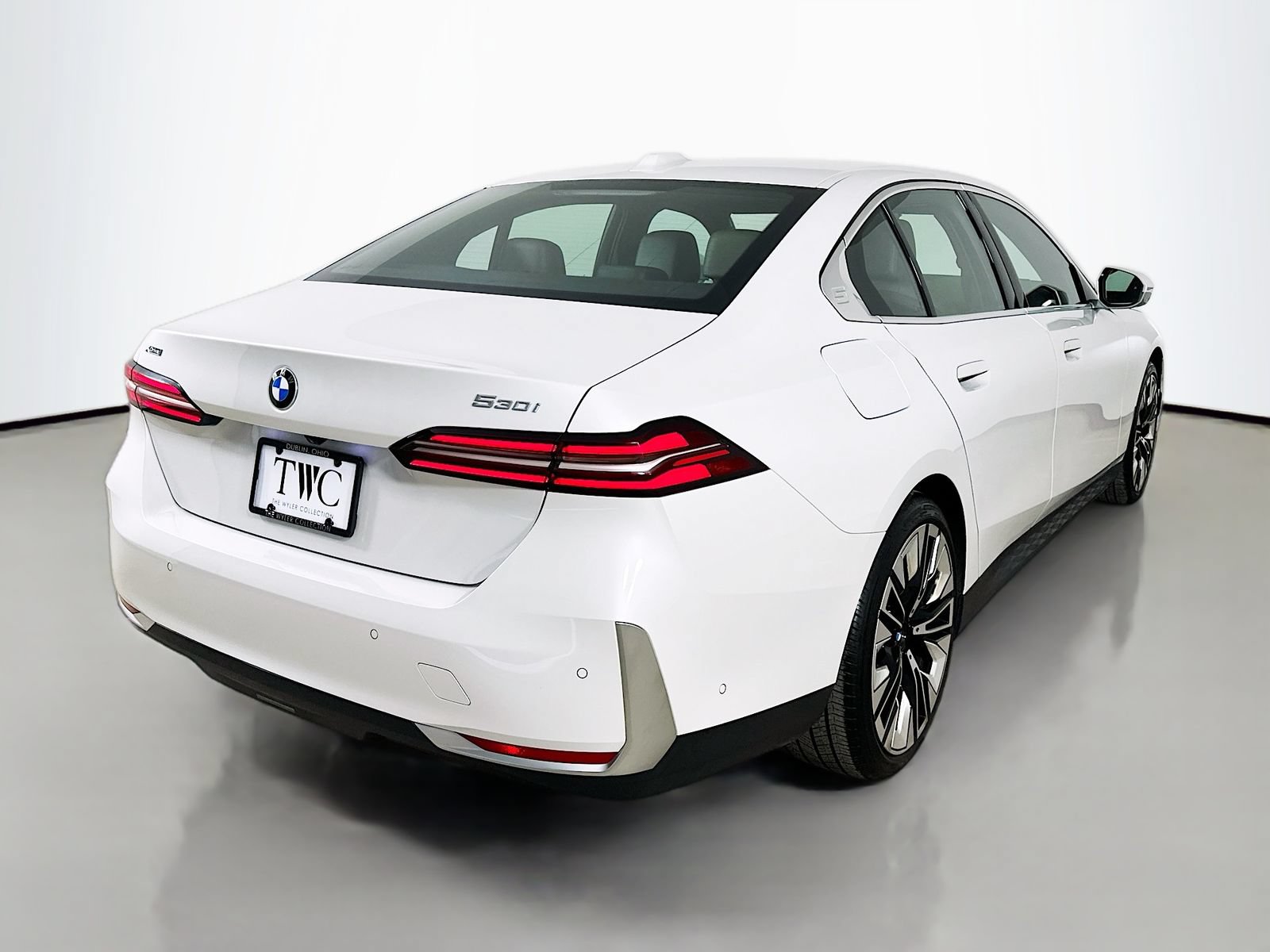 Used 2025 BMW 530i xDrive w/ Premium Package AWD/4WD image 5