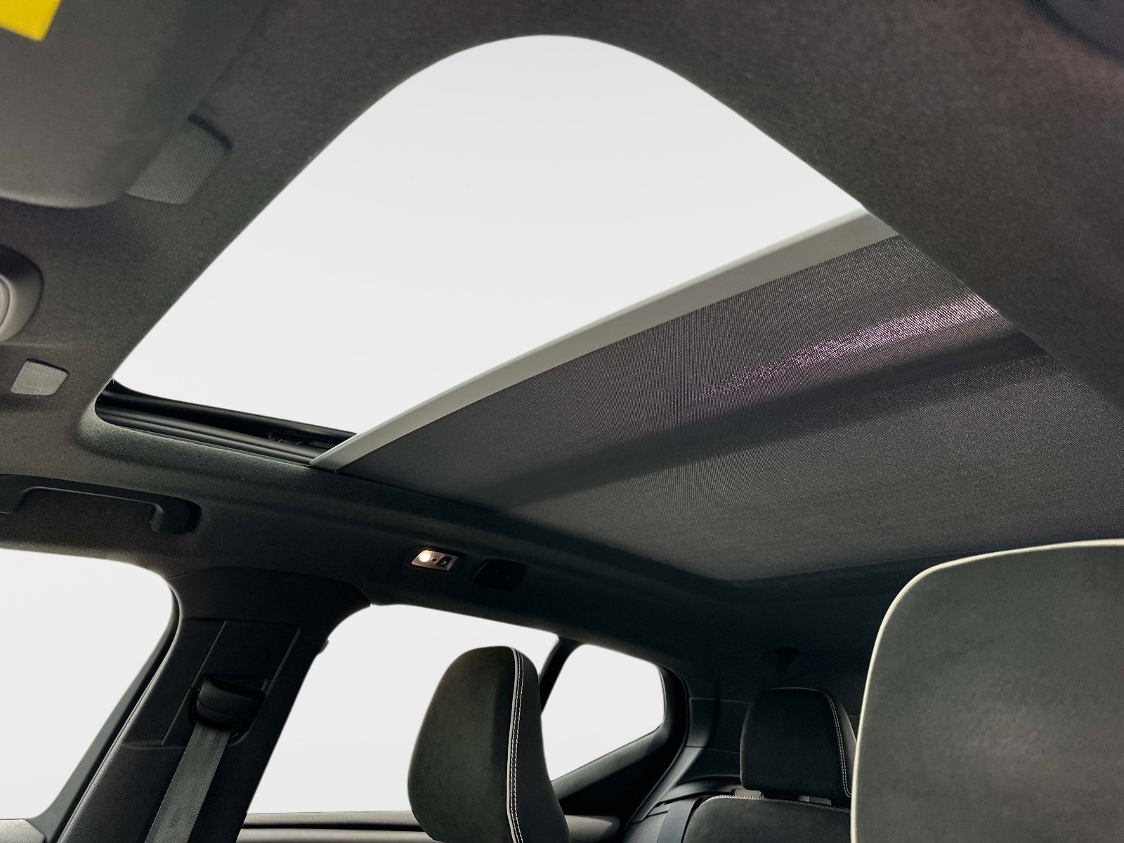 Used 2022 Volvo XC40 T5 R-Design image 23