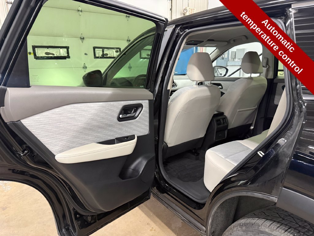 Used 2023 Nissan Rogue SV AWD/4WD image 29