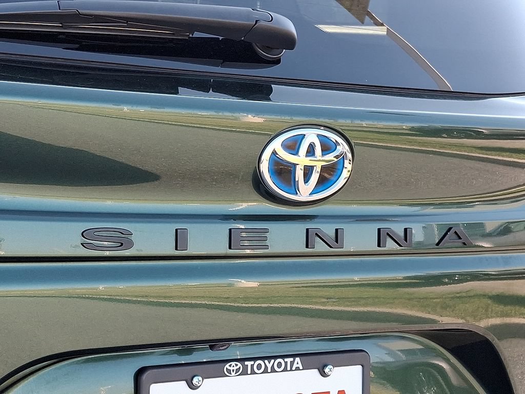 Used 2024 Toyota Sienna LE FWD image 31