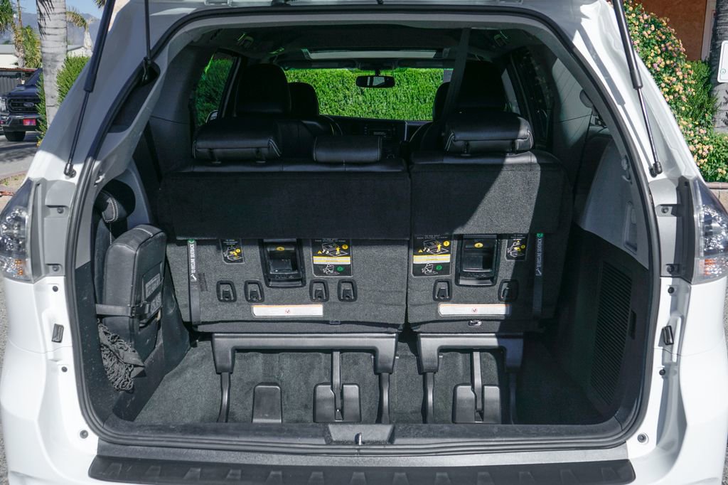 Used 2016 Toyota Sienna SE image 8