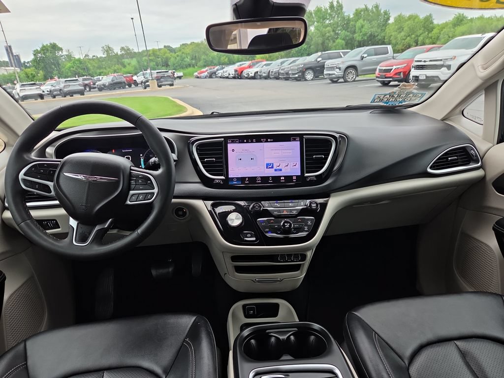 Used 2024 Chrysler Pacifica Touring-L FWD image 11