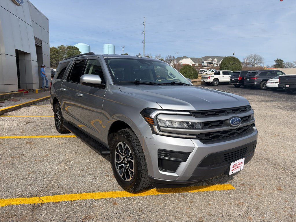 Used 2024 Ford Expedition Max XLT image 3