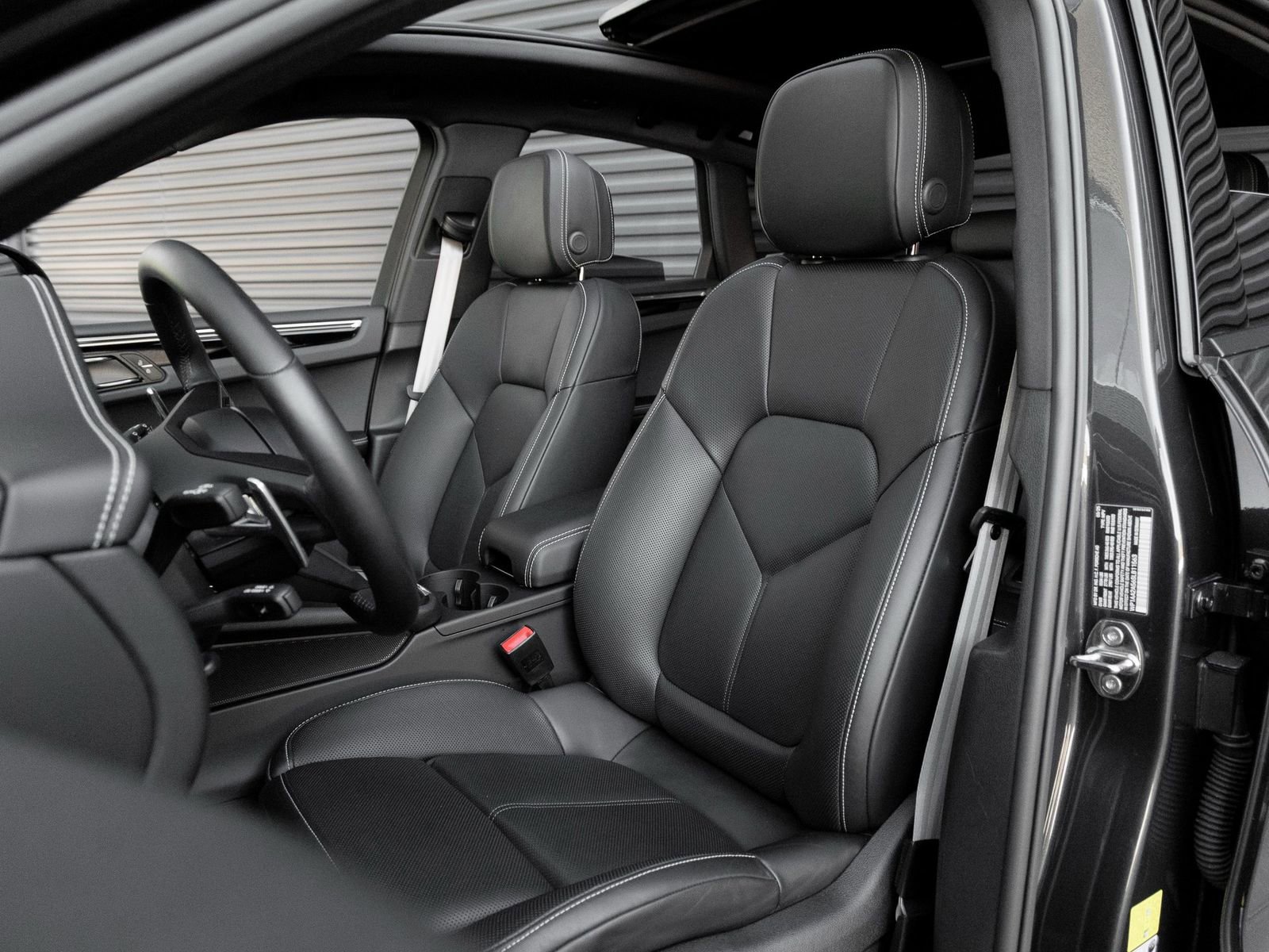 Used 2025 Porsche Macan AWD/4WD image 5
