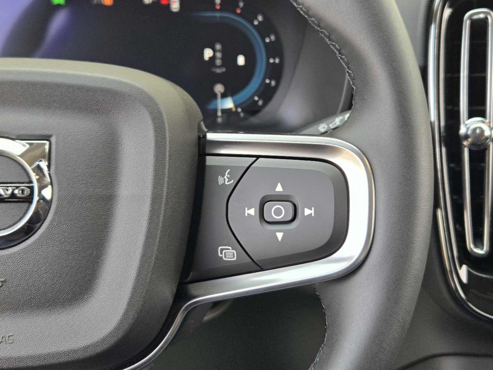 New 2025 Volvo XC40 B5 Core w/ Protection Package Premier image 31