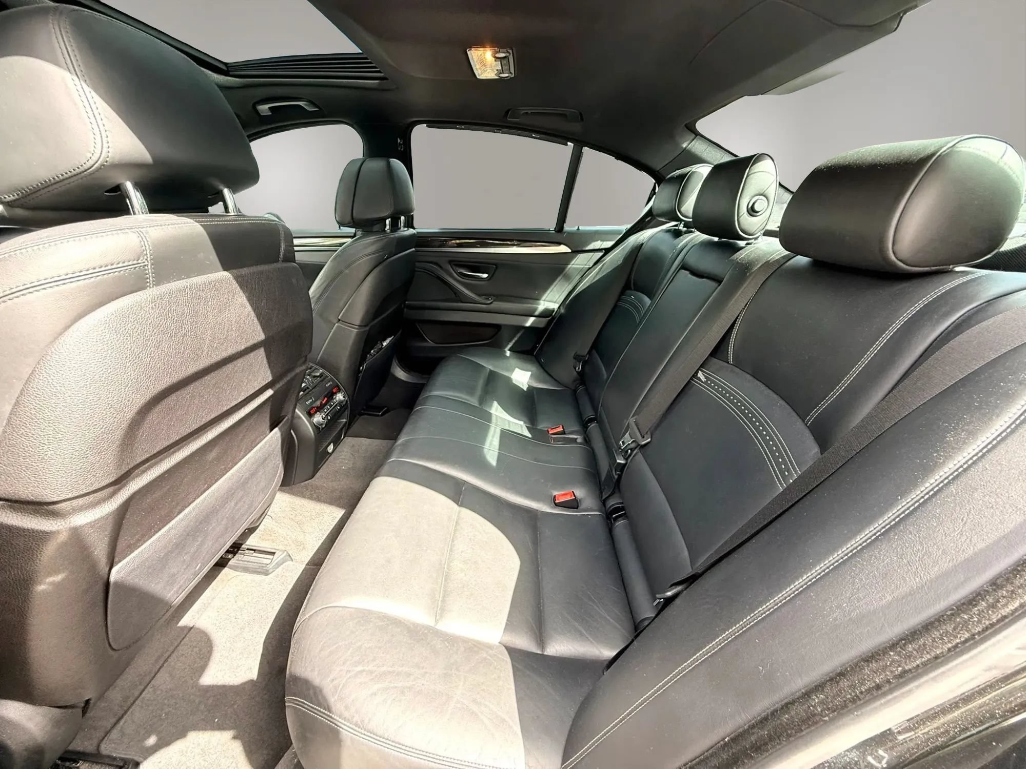 Used 2015 BMW 550i xDrive Sedan w/ Technology Package AWD/4WD image 9