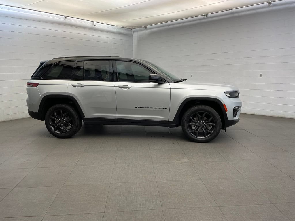 New 2025 Jeep Grand Cherokee Limited AWD/4WD image 2