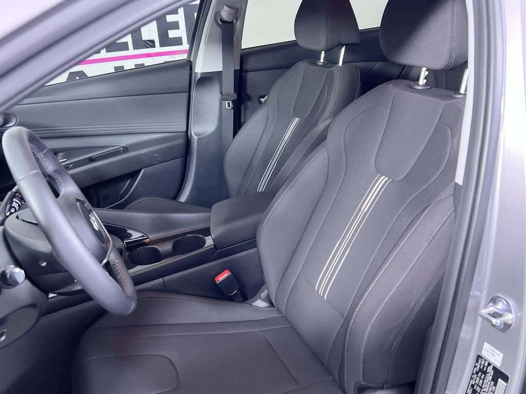 Used 2025 Hyundai Elantra SEL image 12