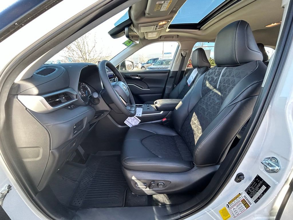 Used 2025 Toyota Highlander XLE image 10
