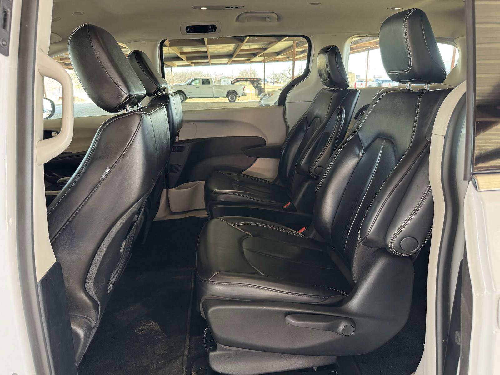 Used 2023 Chrysler Pacifica Touring-L image 27