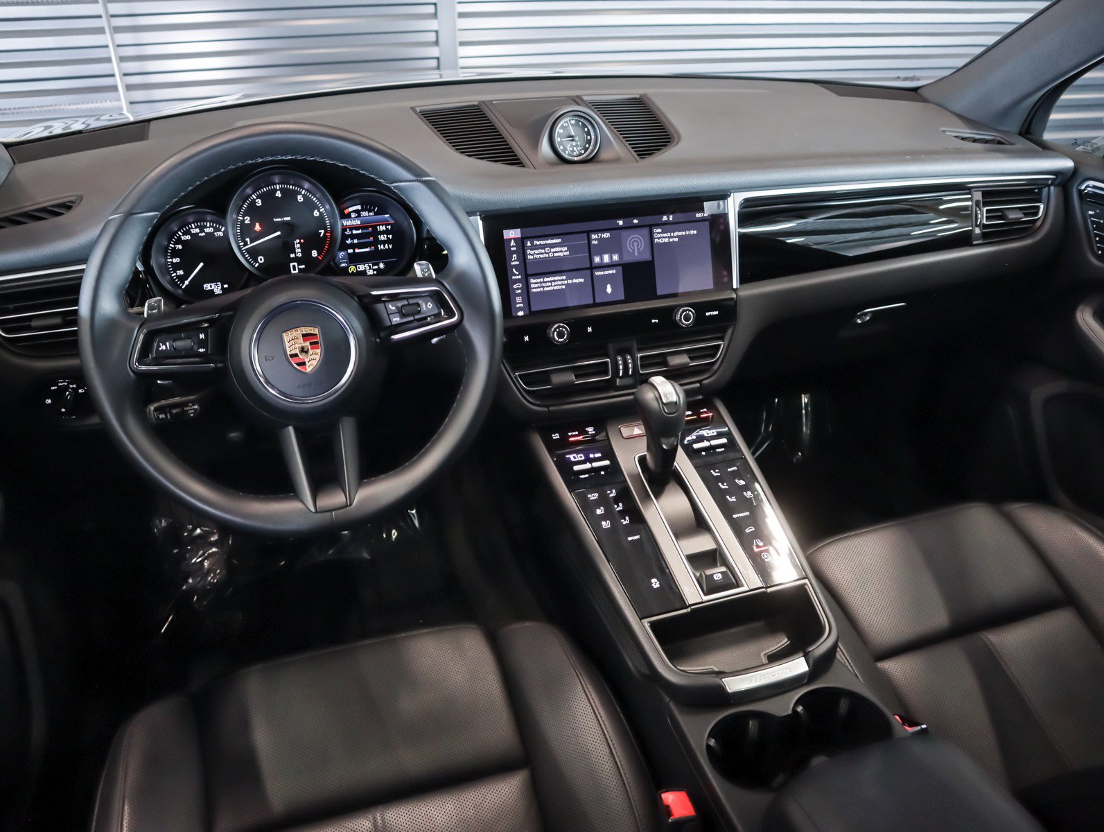 Certified 2023 Porsche Macan AWD/4WD image 16