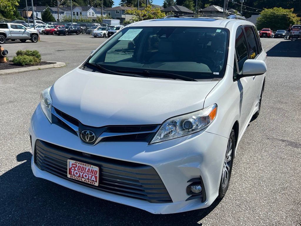 Used 2018 Toyota Sienna XLE w/ XLE Navigation Package FWD image 4