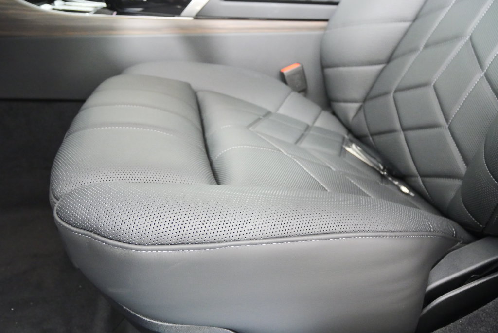 Used 2026 BMW 750e xDrive AWD/4WD image 10