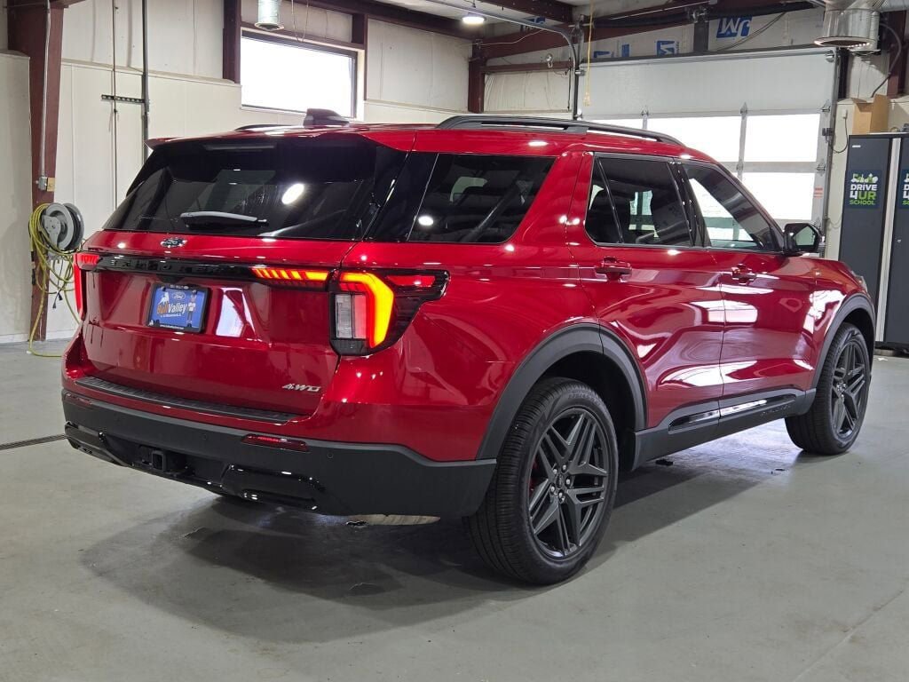 Used 2025 Ford Explorer ST-Line w/ Premium Package image 19