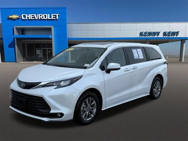 Used 2025 Toyota Sienna XLE FWD image 36