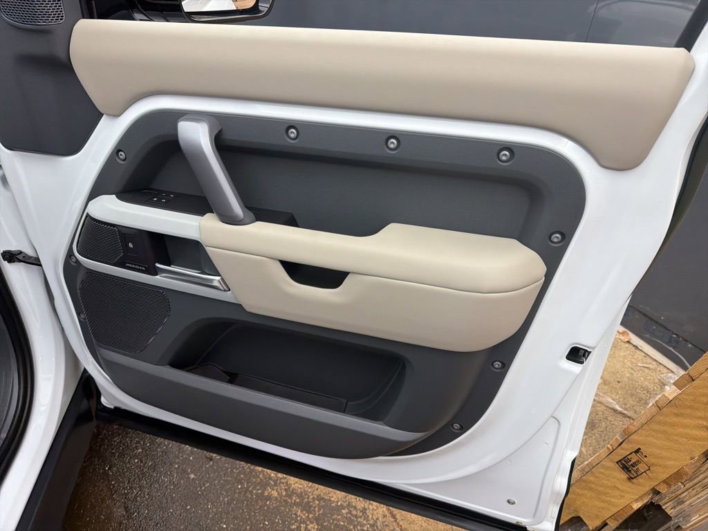 Used 2024 Land Rover Defender 110 X-Dynamic SE image 24