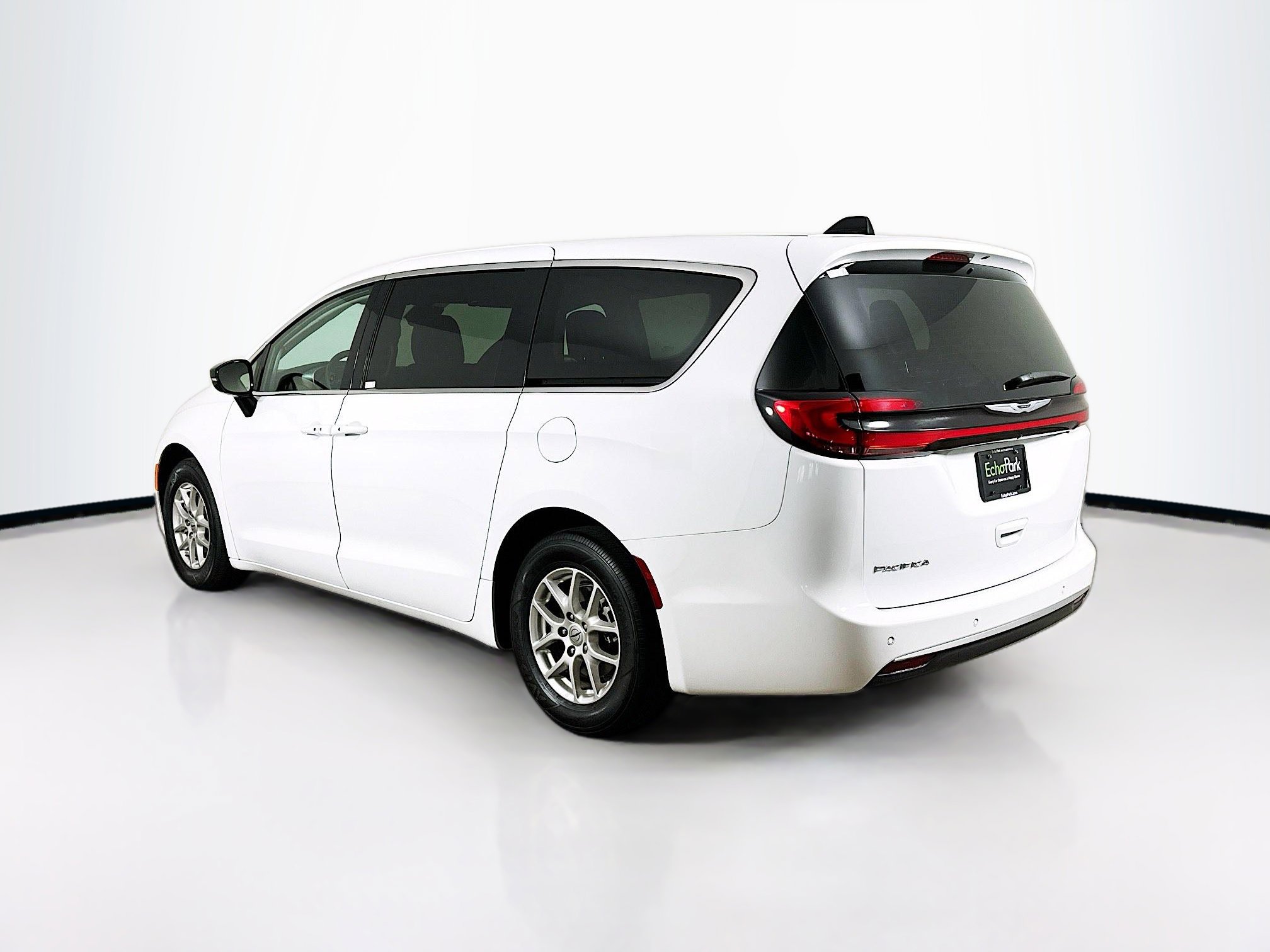 Used 2024 Chrysler Pacifica Touring-L image 5