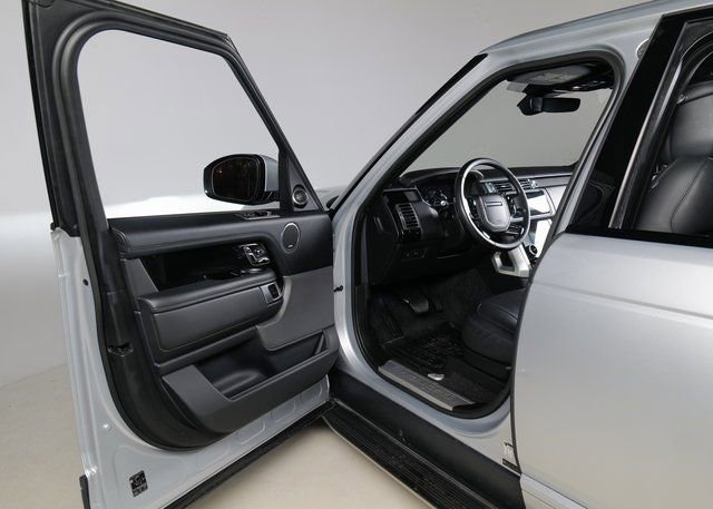 Used 2020 Land Rover Range Rover HSE image 25