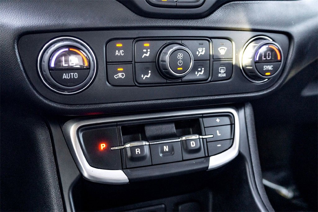 Used 2024 GMC Terrain SLT image 25