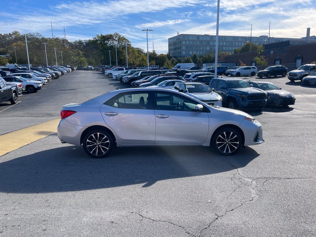 Used 2017 Toyota Corolla SE w/ SE Premium Package FWD image 6