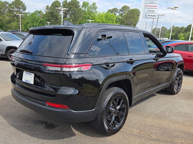 Used 2025 Jeep Grand Cherokee Altitude RWD image 12