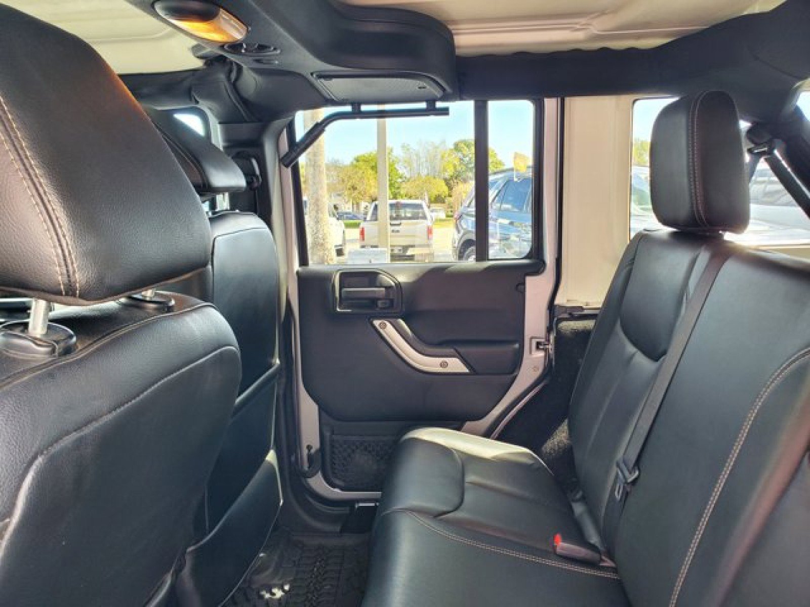 Used 2015 Jeep Wrangler Unlimited Rubicon w/ Connectivity Group image 25